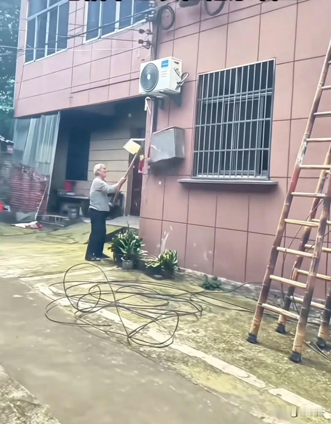 村里有人拉宽带，把光纤的集中箱安装在大爷家墙上，还没等主线拉好，大爷拿着锄头过来