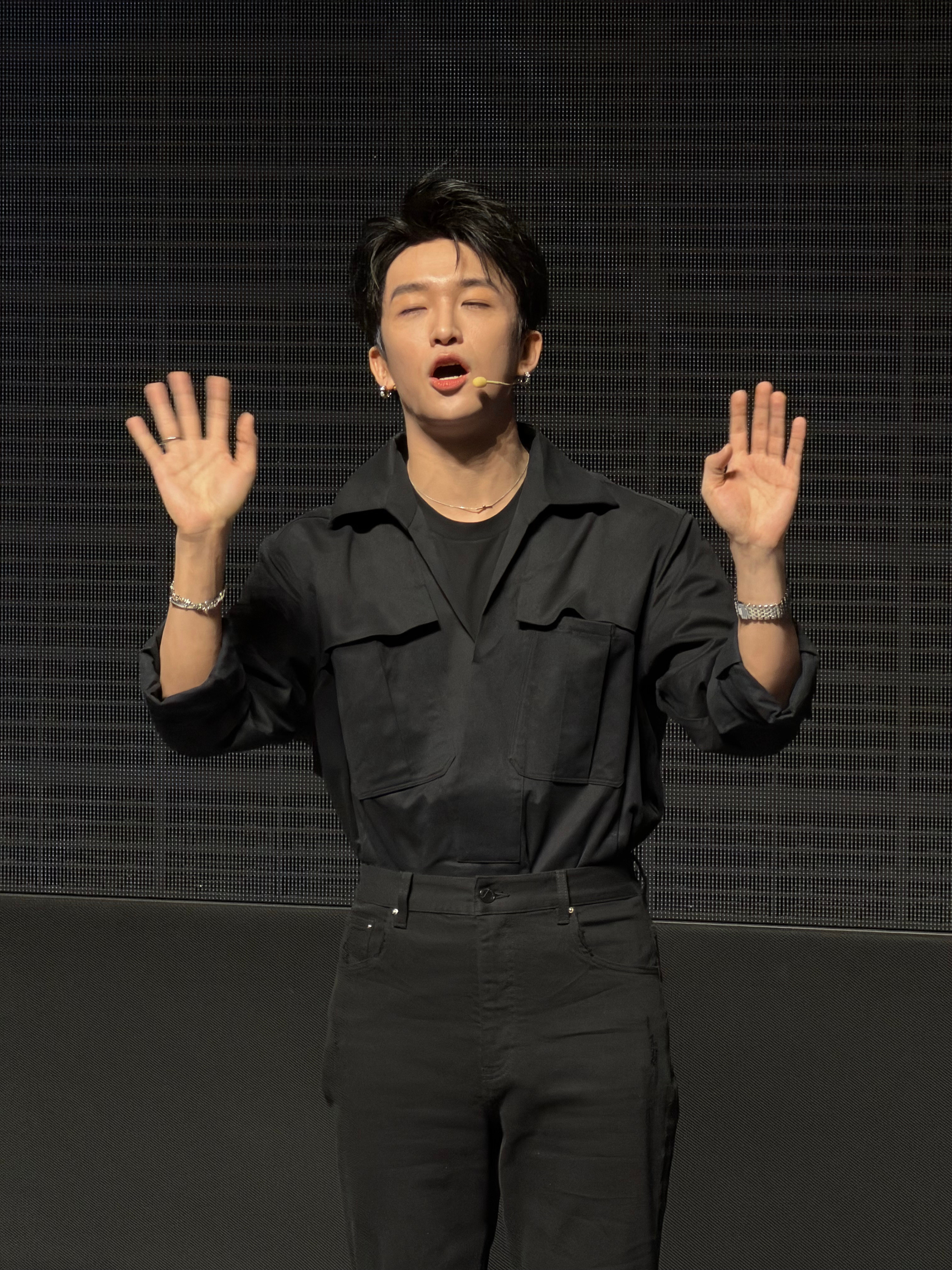 黄子弘凡小哥是我见过，可以说在全球范围内最可爱的男人。