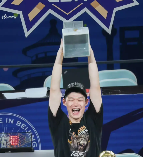好消息传来，球迷可以放心了！胡金秋无大碍，今天回杭州！球迷倍加关心牵挂胡金秋