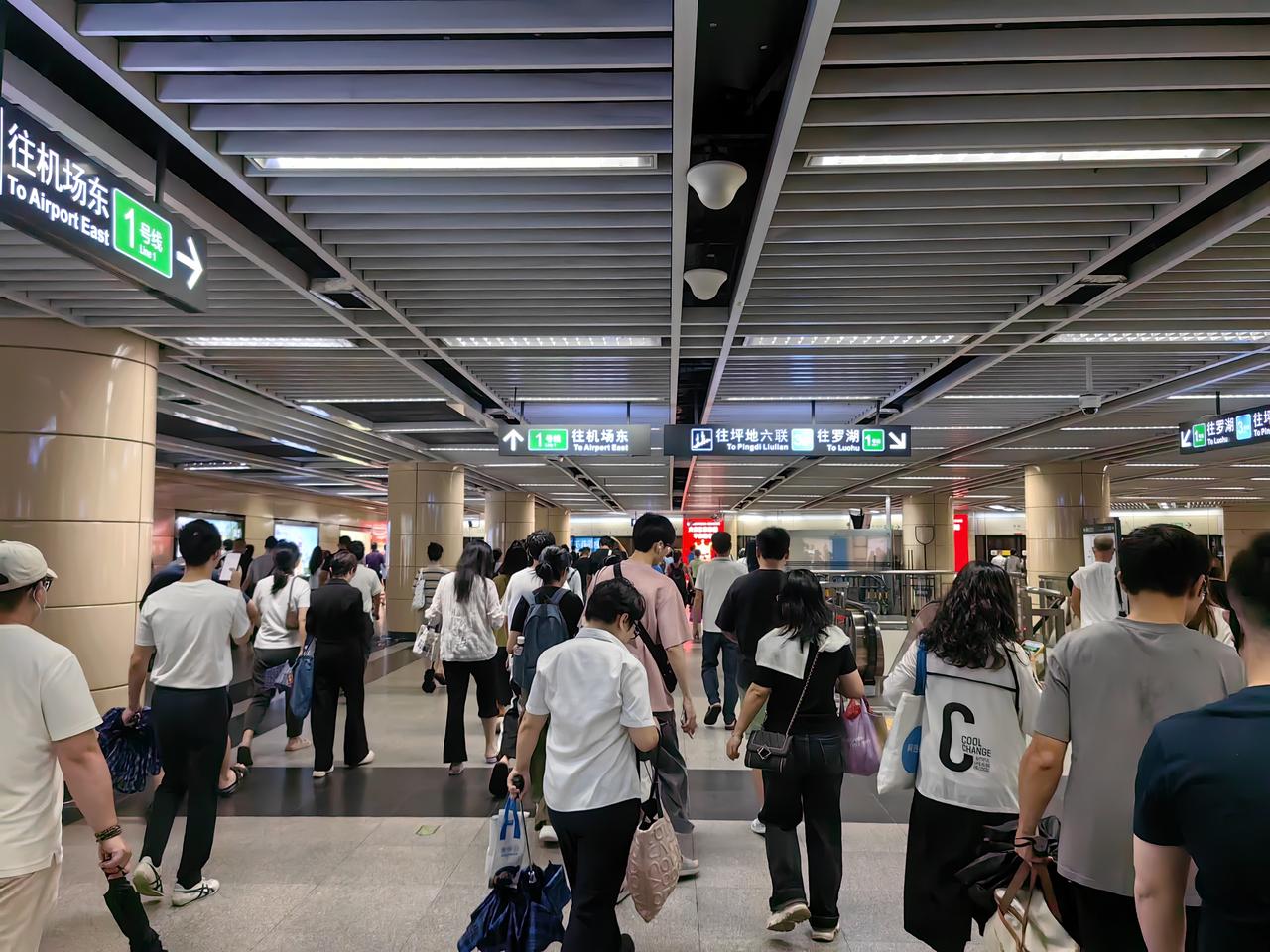 早高峰期的深圳老街地铁站，很多人说深圳的人越来越少了，那他们肯定是没有坐过地铁。