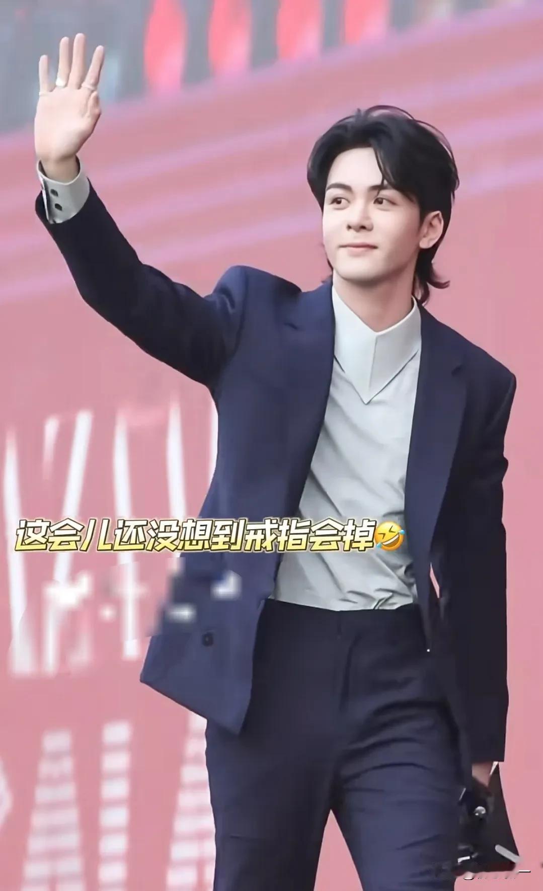 芭莎红毯:曾舜晞挥手弄丢debeers十万＋戒指，直接不顾男神形象跪地寻找[捂