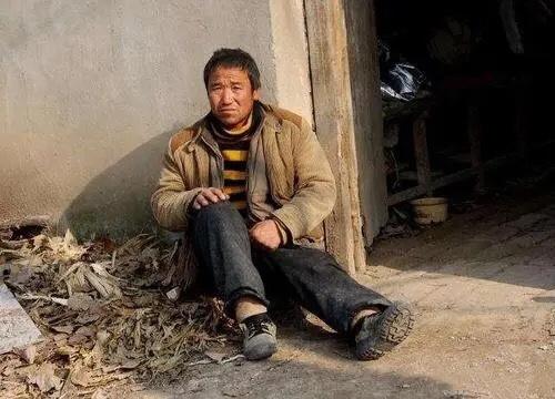 男女光棍的晚景或许都没有人们想象中的那么凄凉。在农村，无儿无女的老人都能被纳