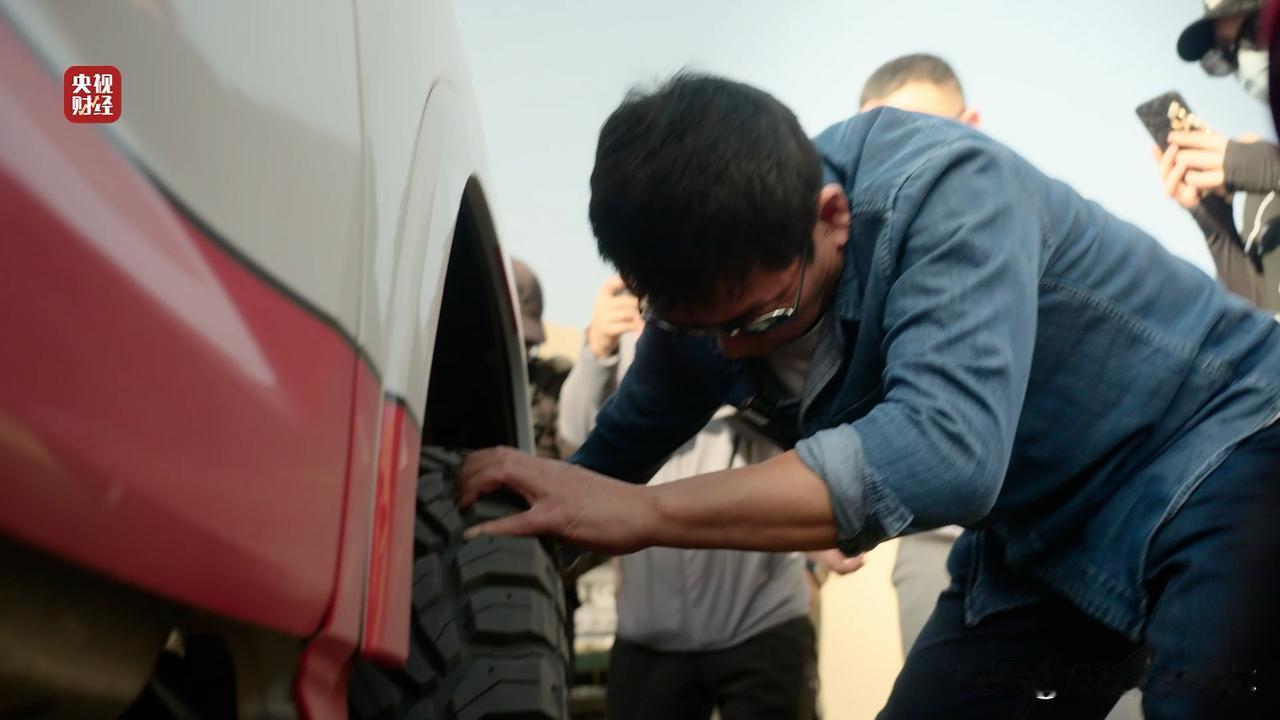 怪不得我成不了魏建军这样的大佬。能在烈日下换轮胎，还说工作快乐的，也就他了