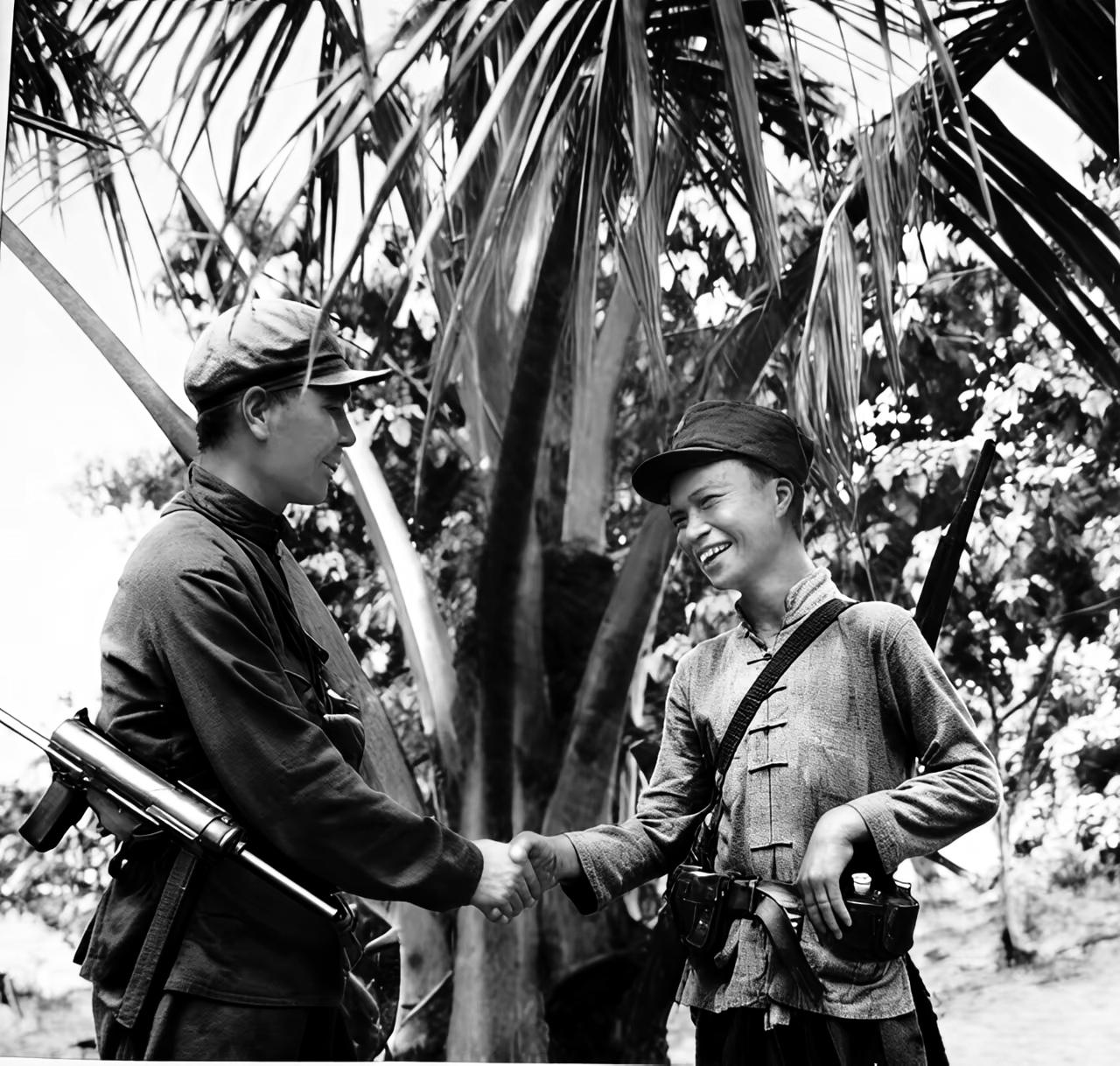 这是一九五零年春解放军大军渡海解放海南岛，登岛作战的解放军战士与在岛上坚持游击战