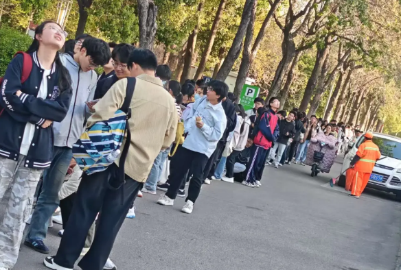 高中距离高考仅剩60天了，这个时候不能再一条腿走路了，会出问题的，要学会两条腿
