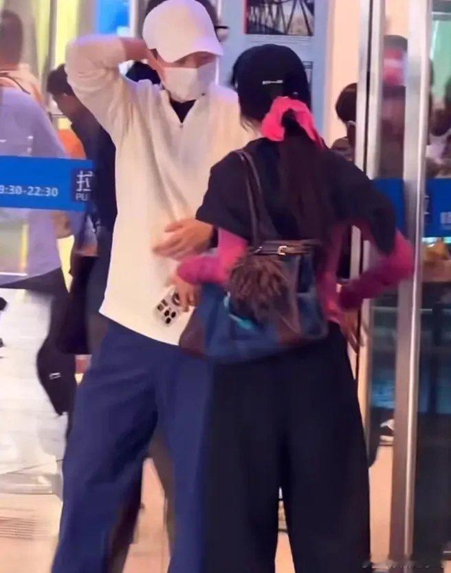 夏露这叉着腰训老公的样子，可太逗了！马龙瞅着老婆说自己，下意识就挠起了头，那模样