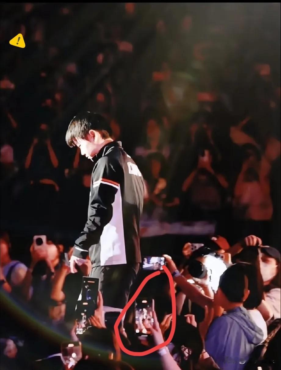 成都混团正赛第一天，拍得最好的一张照片，莎莎带领团队缓缓走向赛场，她仔细看