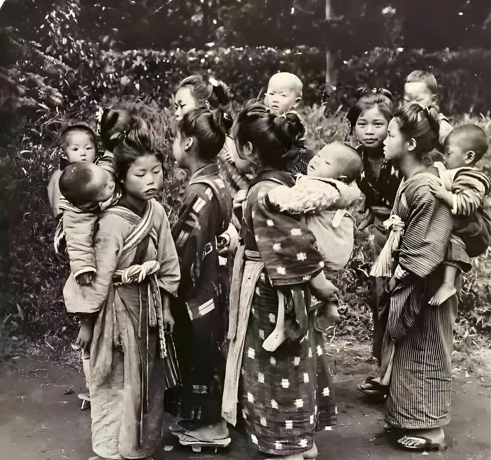 这是一张明治时期上色老照片，很多人第一眼会误以为图中是一群年轻母亲，其实她们都只
