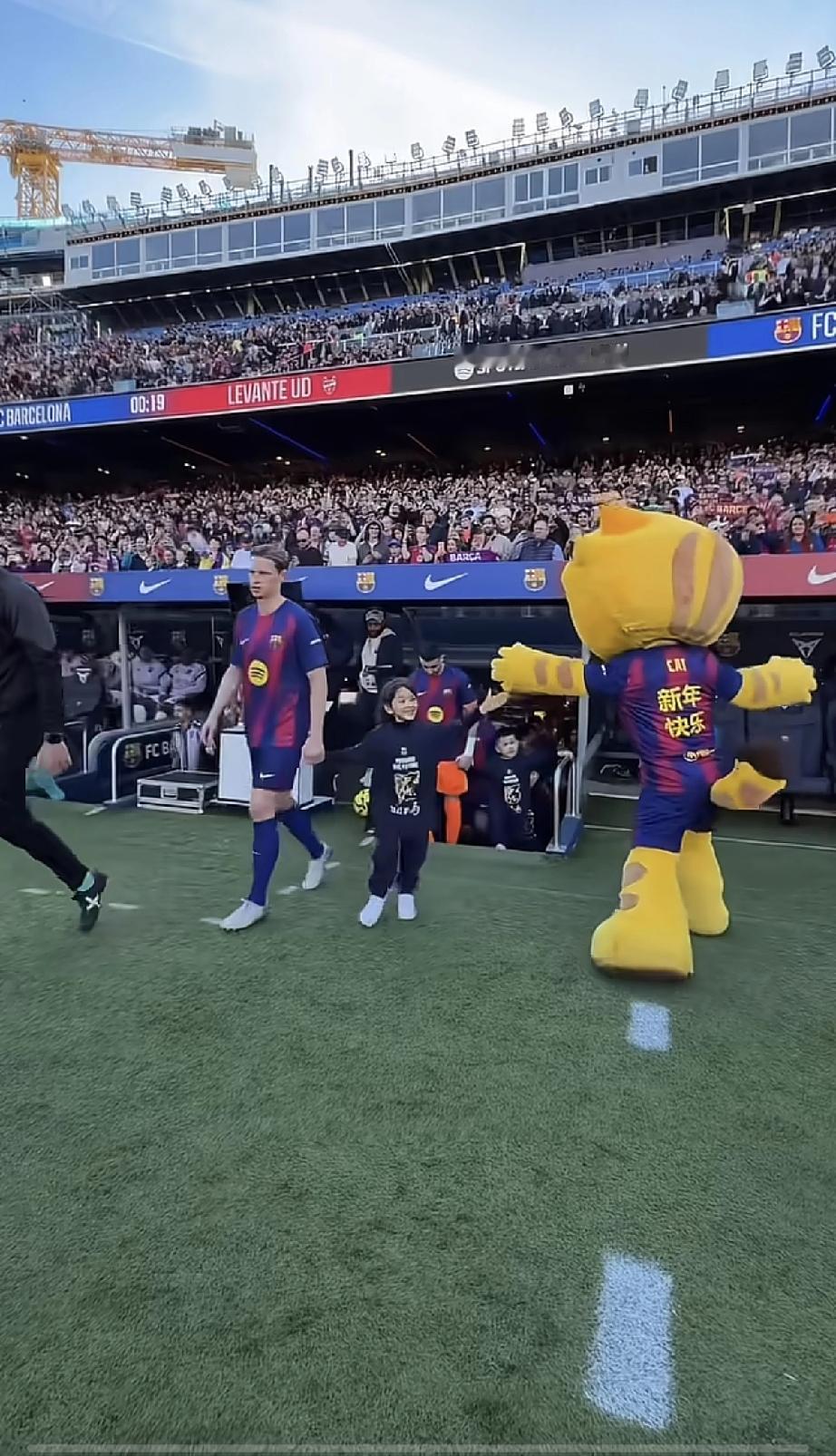 巴萨与皇马在对待中国新年的态度上是截然相反，以后大家粉谁……？在巴萨的比赛中