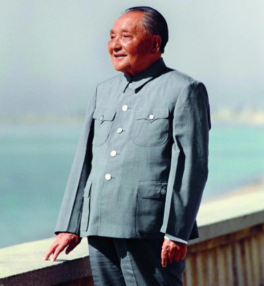 1979年4月，北京，中央工作会议期间。广东省委第一书记习仲勋专门向邓小平