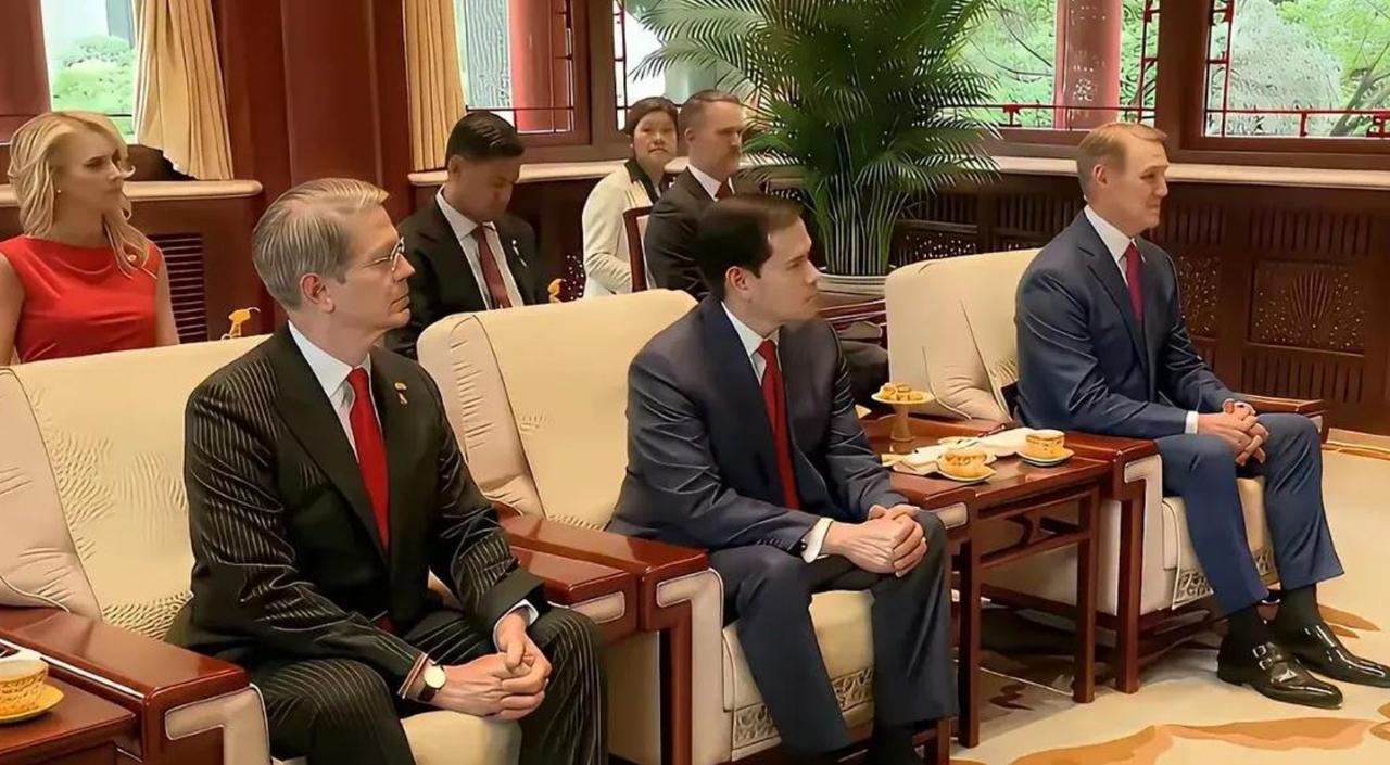 那个拍了十几年桌子的美国政客，在大会堂默默拿起了笔。中美高层会晤的新闻刷屏，