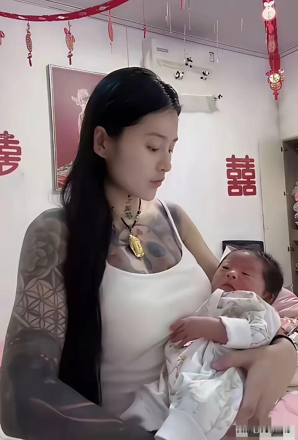 女子身上这身青皮子，连怀里的孩子看着也许都感觉不是很舒服，作为一个母亲，应该为自