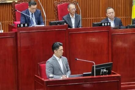 蒋万安再次回答:我是台湾人，中华㐅x人台北市长蒋万安在议会施政报告，民进党几个