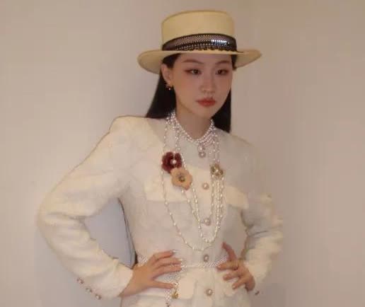 32岁的金靖。给所有女人都提了个醒。长相跟身材不重要，最重要的是
