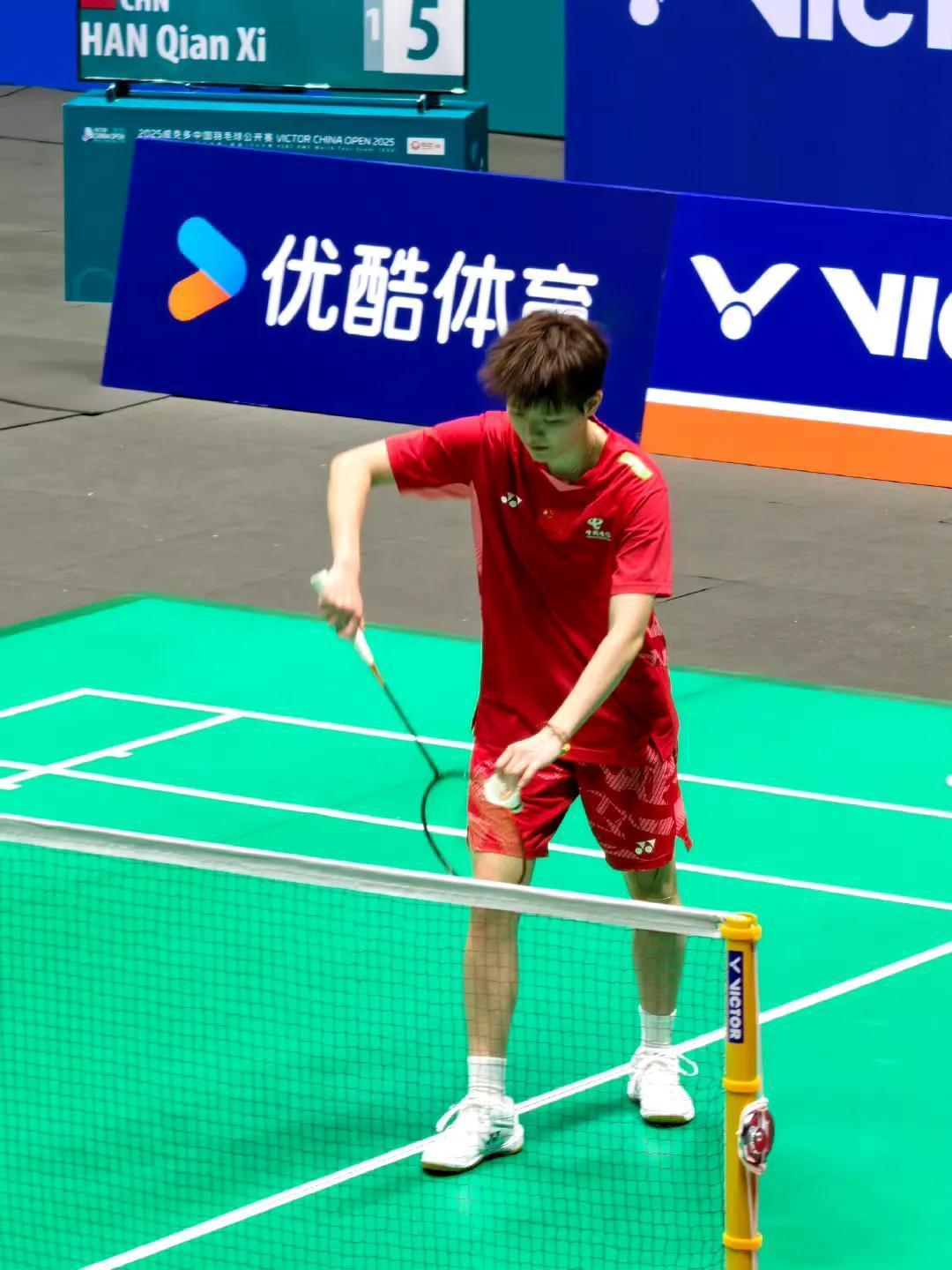 比赛来到了决胜局，韩千禧🇨🇳21-17、20-22被🇮🇩科曼阿尤追