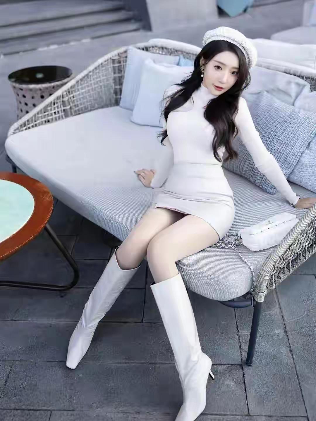 优雅白裙搭配高筒靴，都市女孩的时尚穿搭白色高跟鞋穿搭白色长靴穿搭