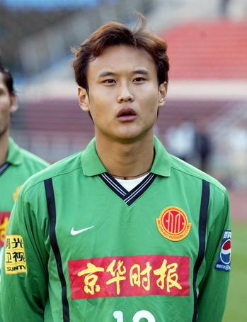 2004年亚洲杯在中国举行，本土作战的中国队肩负着全国人民的期望。小组赛对阵卡塔