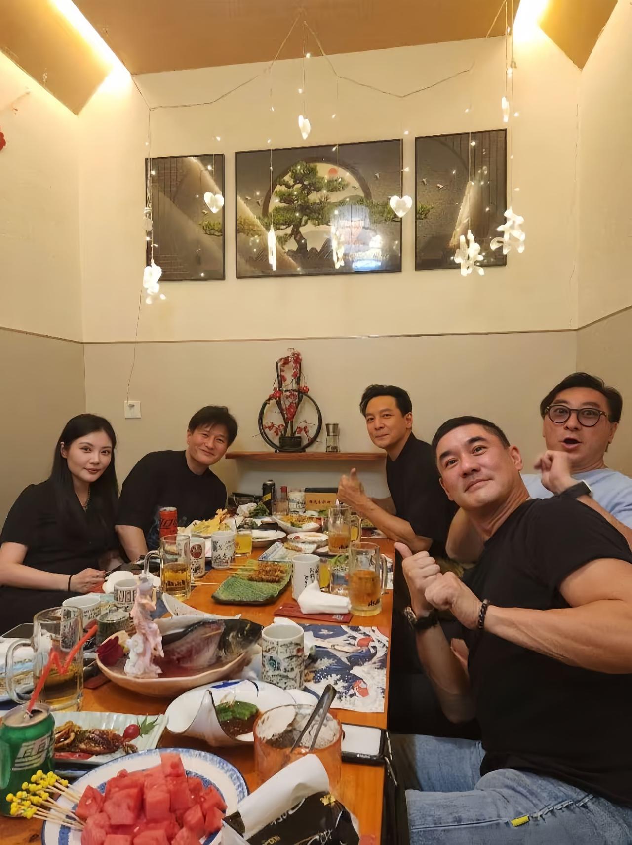 近日，尹子维携老婆徐冬冬现身老友饭局，5月19日是他的50岁生日，正好与520这