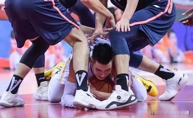 从这三点能够体现出来CBA品牌影响力下降很多。1、球鞋赞助商给球员买脚的越来越