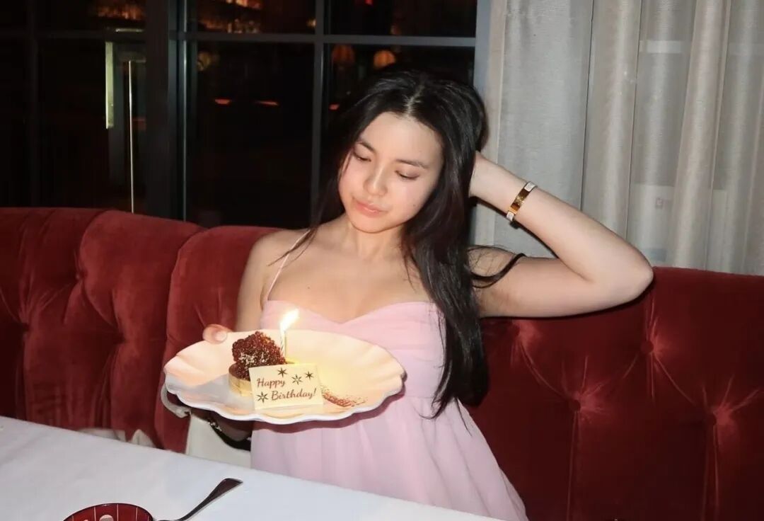 香港女歌手姚焯菲吊带露肩迎接20岁 炎明熹留言祝贺