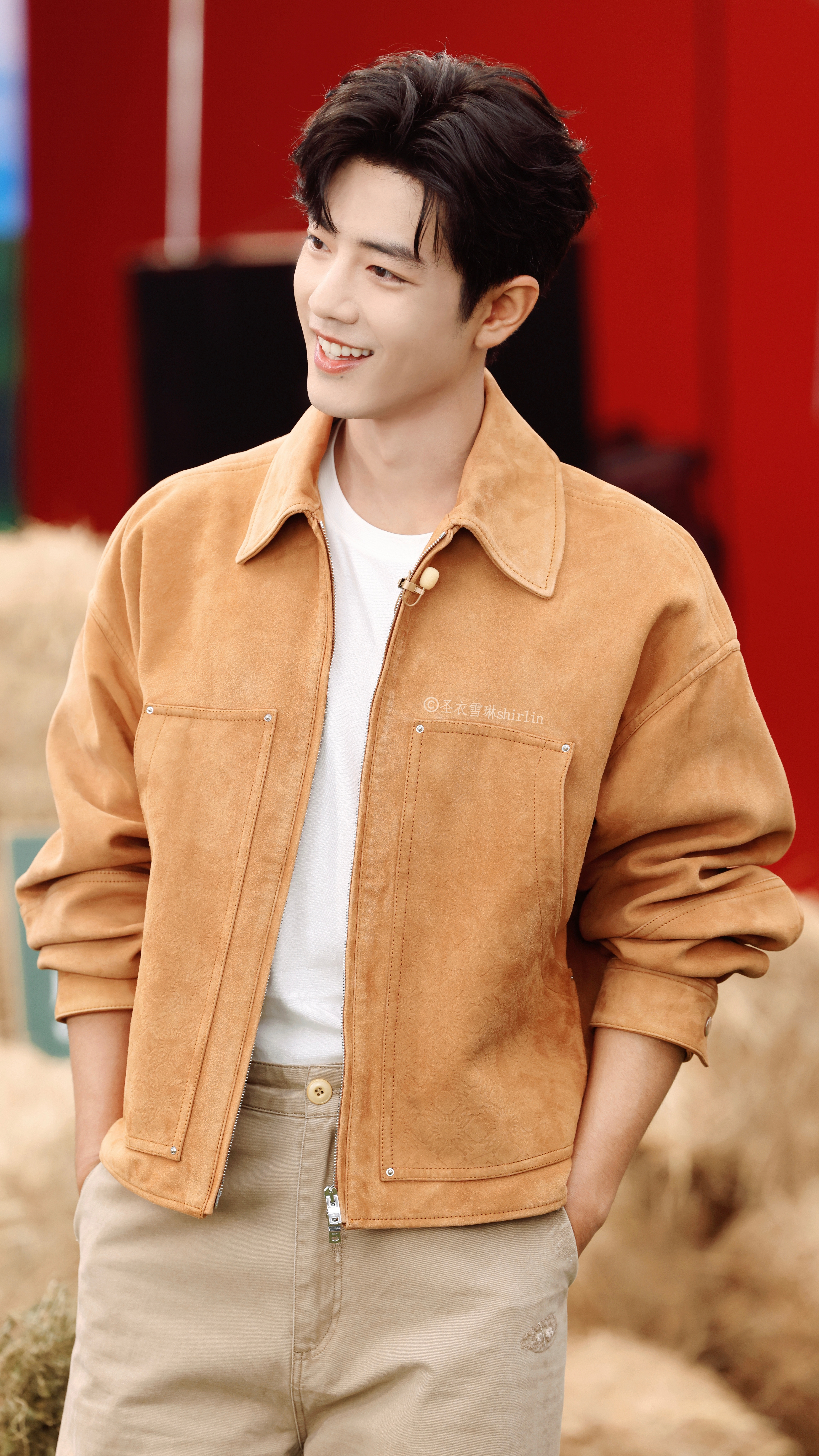 肖战直播肖战凭实力，让这套中规中矩的衣服熠熠生辉[赞]壁纸自取[吐舌头眯眼睛笑]​​​