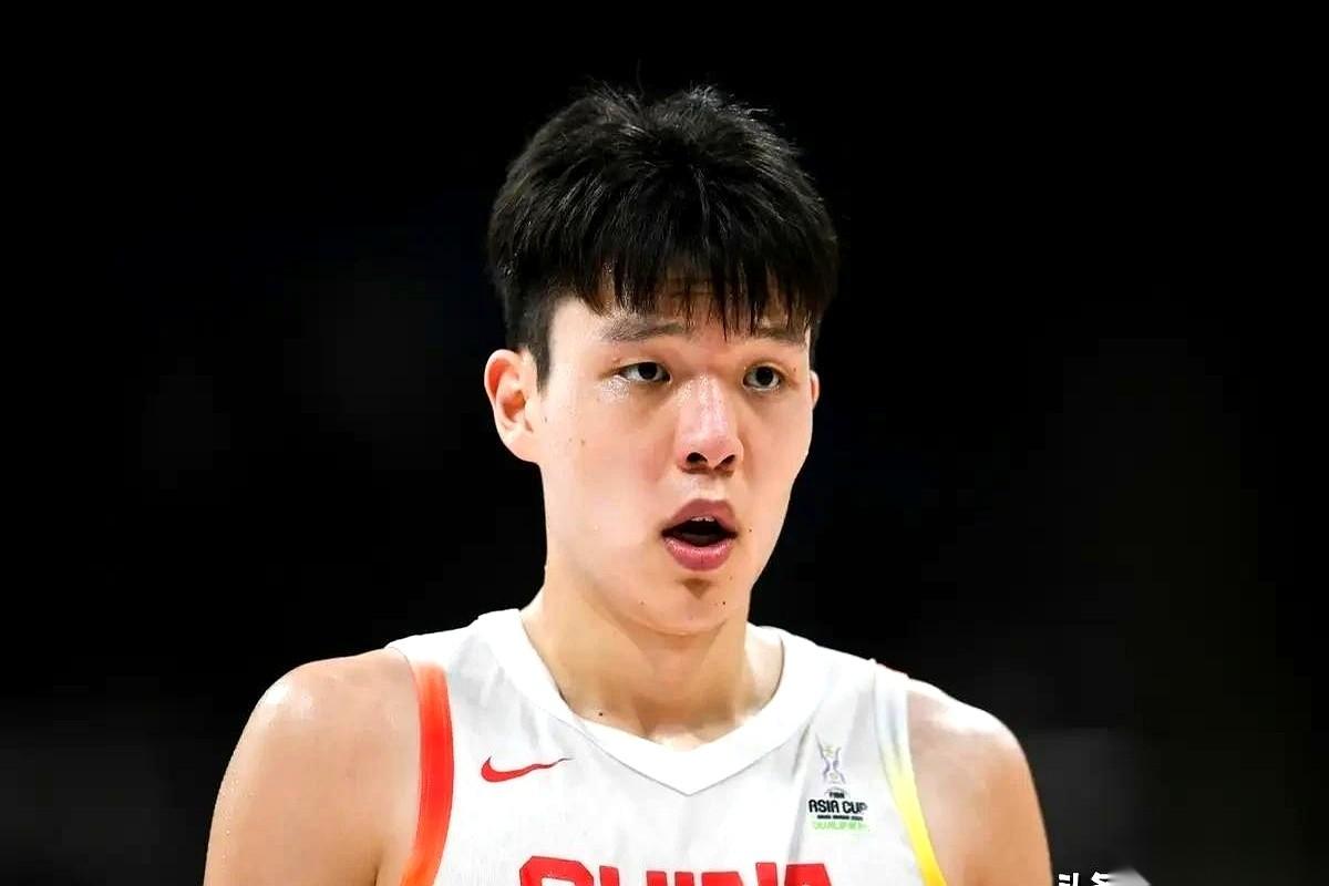 杨瀚森坐在那，一排话筒怼在跟前。一个记者把话筒往前又送了送，声音挺大：“要是国