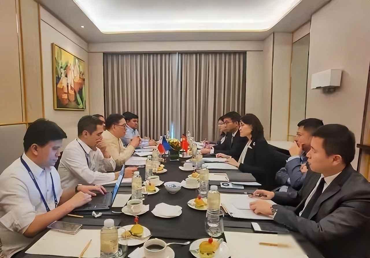 黄岩岛边风浪未平，菲方设禁令试探底线，中国救援与亮剑同步进行2026年1月2