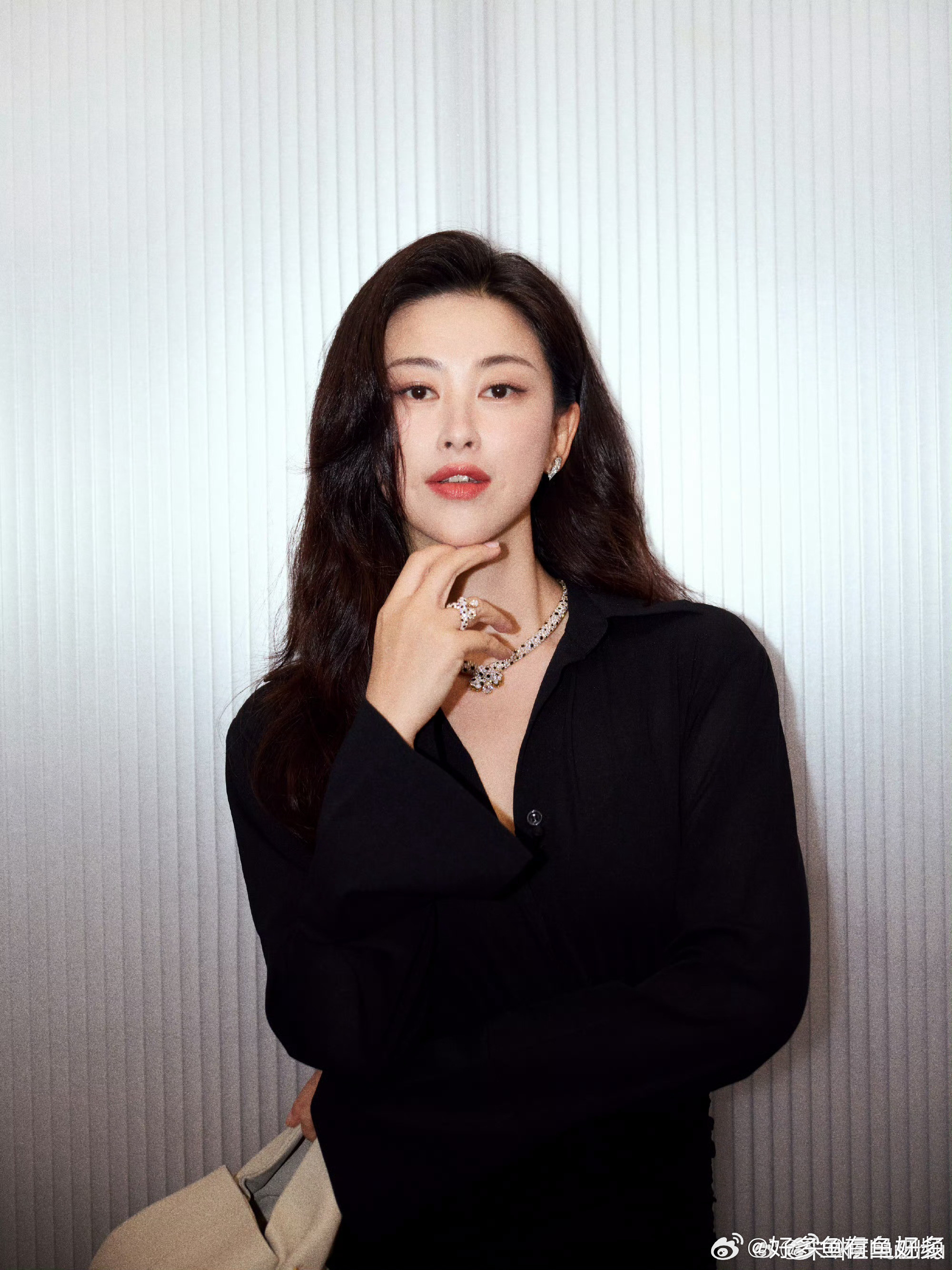 ✨朱珠审美界最权威的母亲内娱审美天花板非朱珠莫属，明艳大气不刻意，剧里穿搭与日
