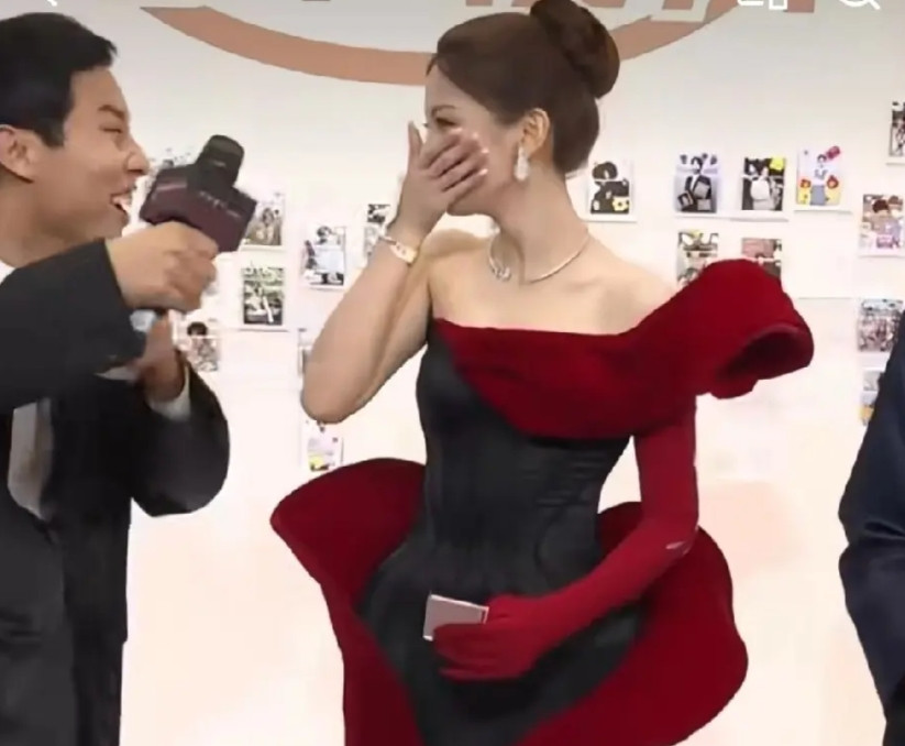 杨超越走完红毯，晚上要失眠了。三人颜值共80，超越独占100。加上徐志胜来一句：