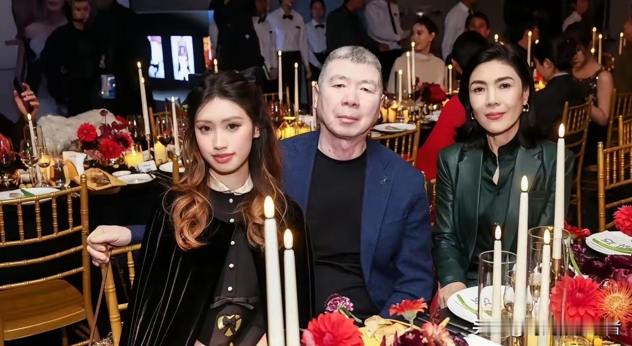 冯小刚带女儿参加时尚芭莎活动，这次徐帆应该没有参加，徐朵也是女大十八变，真是越来