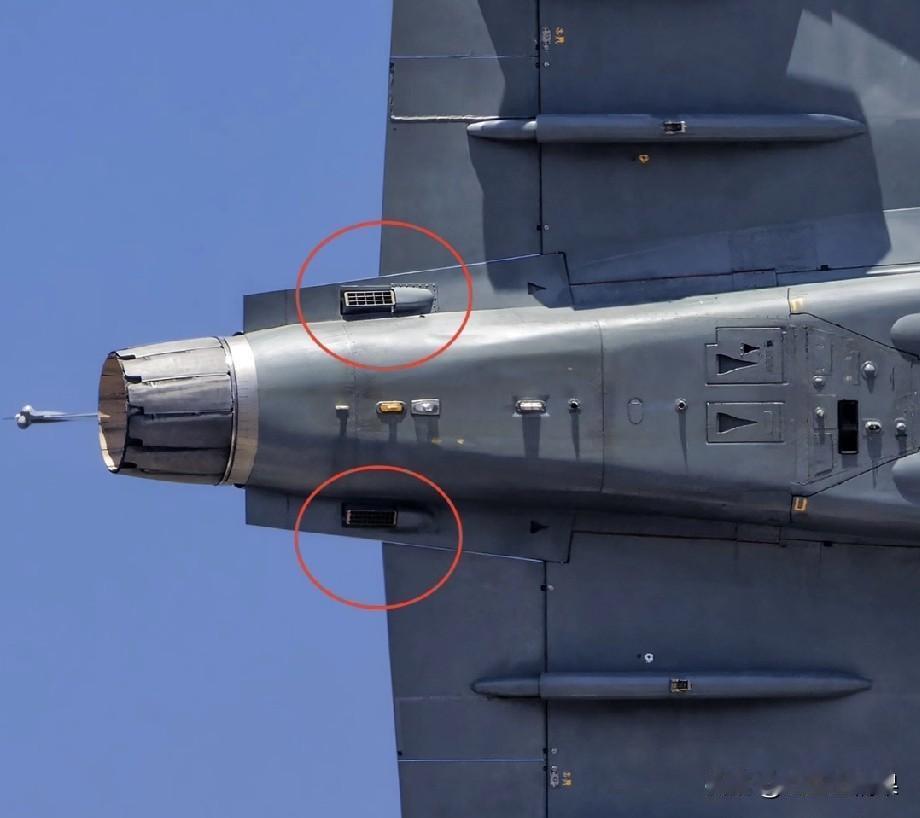 这款三哥家的明星战斗机，他们非常引以为傲，遗憾的是，据说坠机率百分之五十。最近