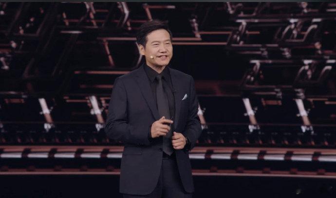 【雷军AllBlack】雷军穿搭上新9月7日，雷军全黑西装亮相主持发布会。​​