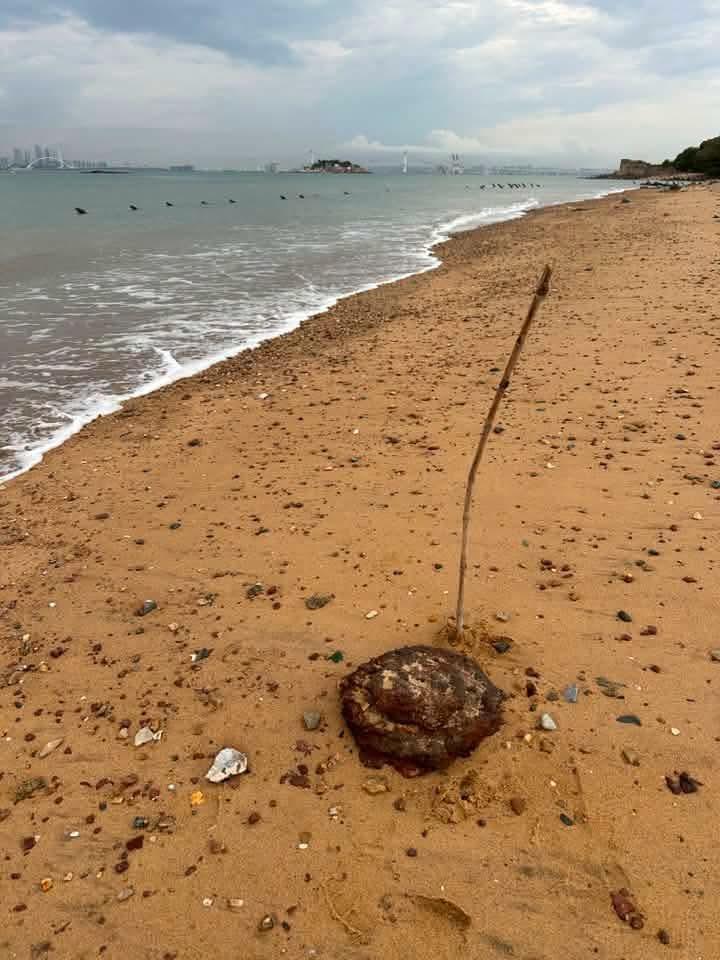 j近日金门海滩上又接连发现了两颗被冲上岸的美制M6A2反坦克地雷，图中可见厦门海