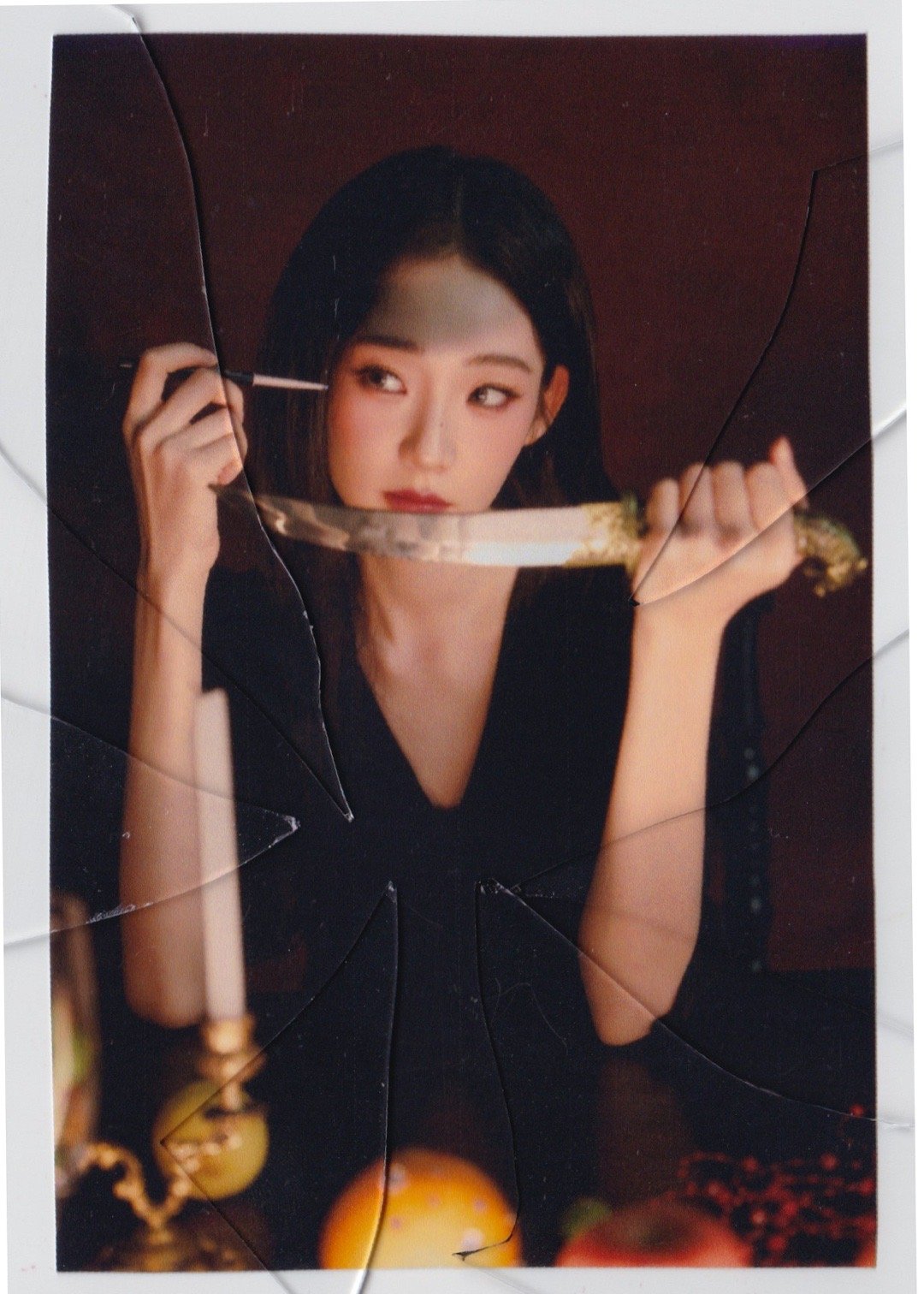 张艺凡哥特风美成啥了 张艺凡解锁哥特风造型！黑色裙装剪裁利落，V领设计小露精致锁