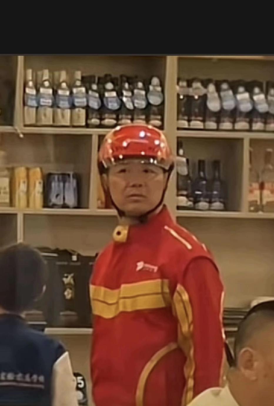 京东商城的老板，京东外卖的老板，京东快递的老板。刘强东的人生就是从吃苦开始