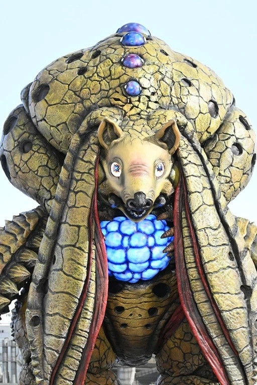 奥特曼奥特曼日漫梦幻兽基尔巴格和暗黑宇宙战士苏仪德。三只松鼠在漫展请吃