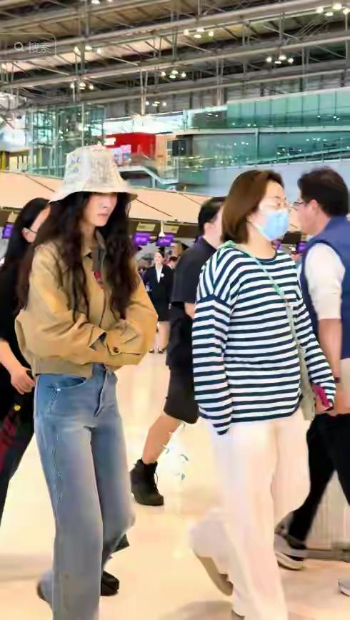 杨幂泰国机场被偶遇！素颜低调无架子，路人抓拍颜值封神近日，有网友在泰国曼谷