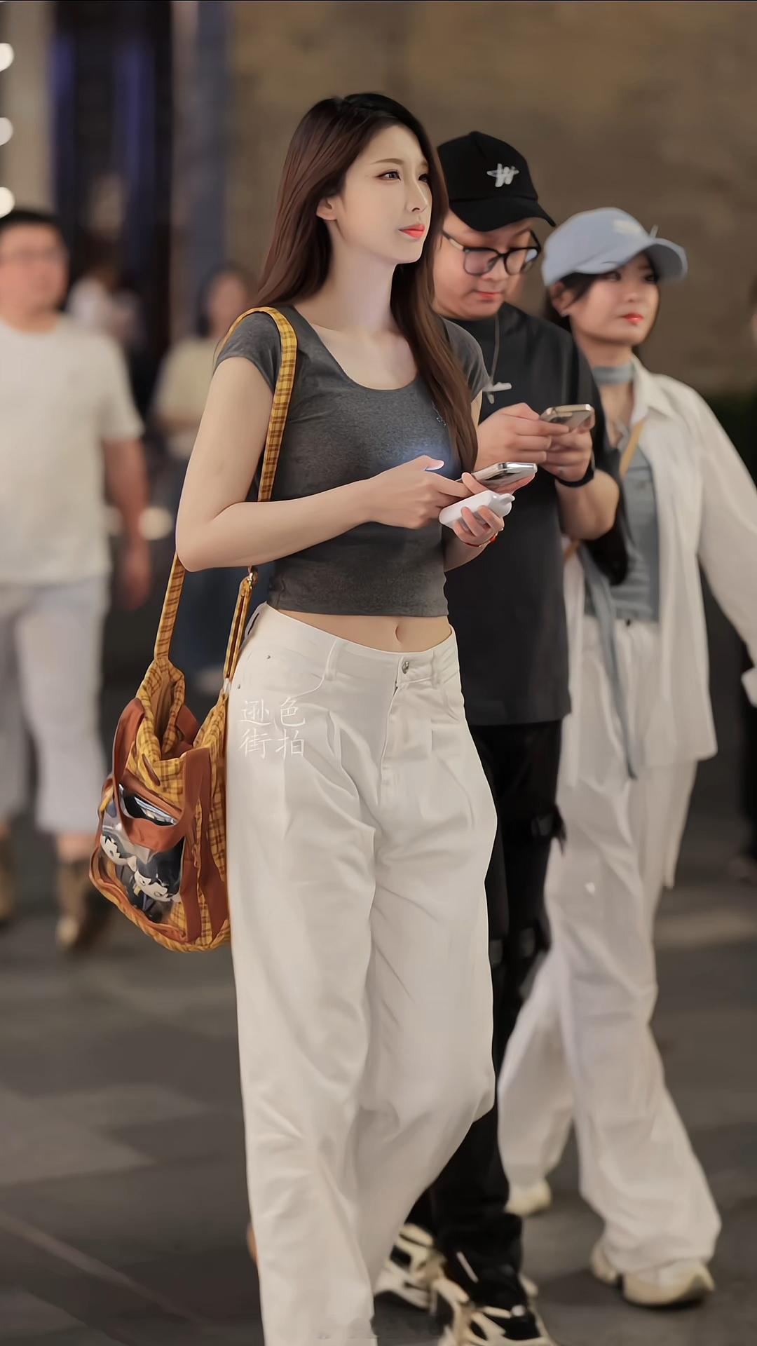 【成都街拍】肤白貌美。丨摄影拍照每日穿搭​​​