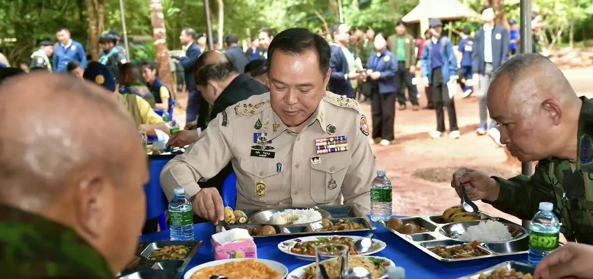 身为一国总理谁会和普通士兵一起吃饭，而且还亲自给士兵分发卤蛋，泰国总理阿努廷就这