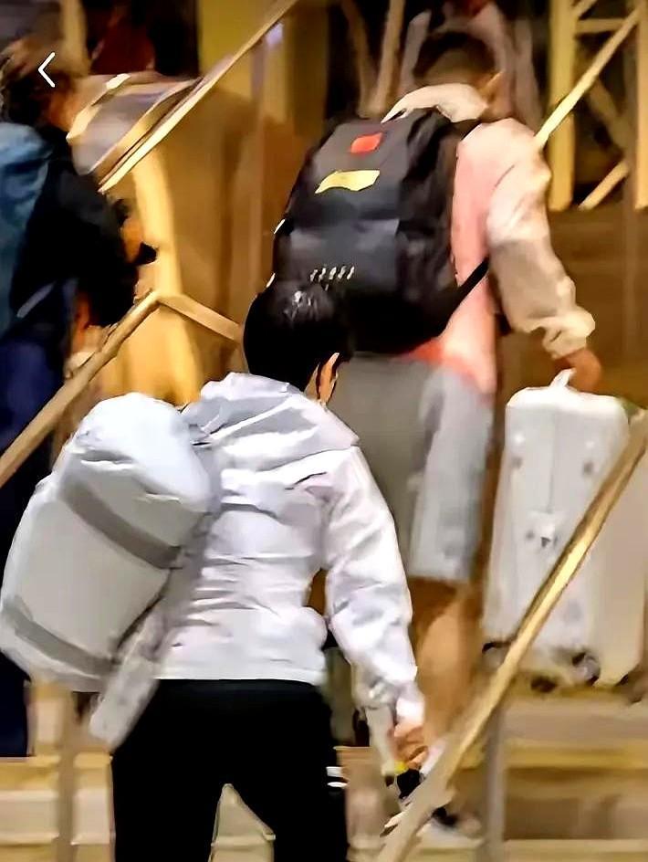 什么样的教练，会冲过去给冠军扛箱子？这根本不是师徒，这是操心的老父亲。说的就
