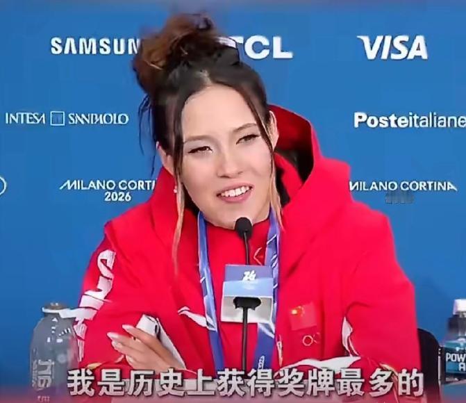 谷爱凌在拿下银牌后，有记者问她：“你痛失2块金牌有什么感想吗？”谷爱凌怒怼记者：