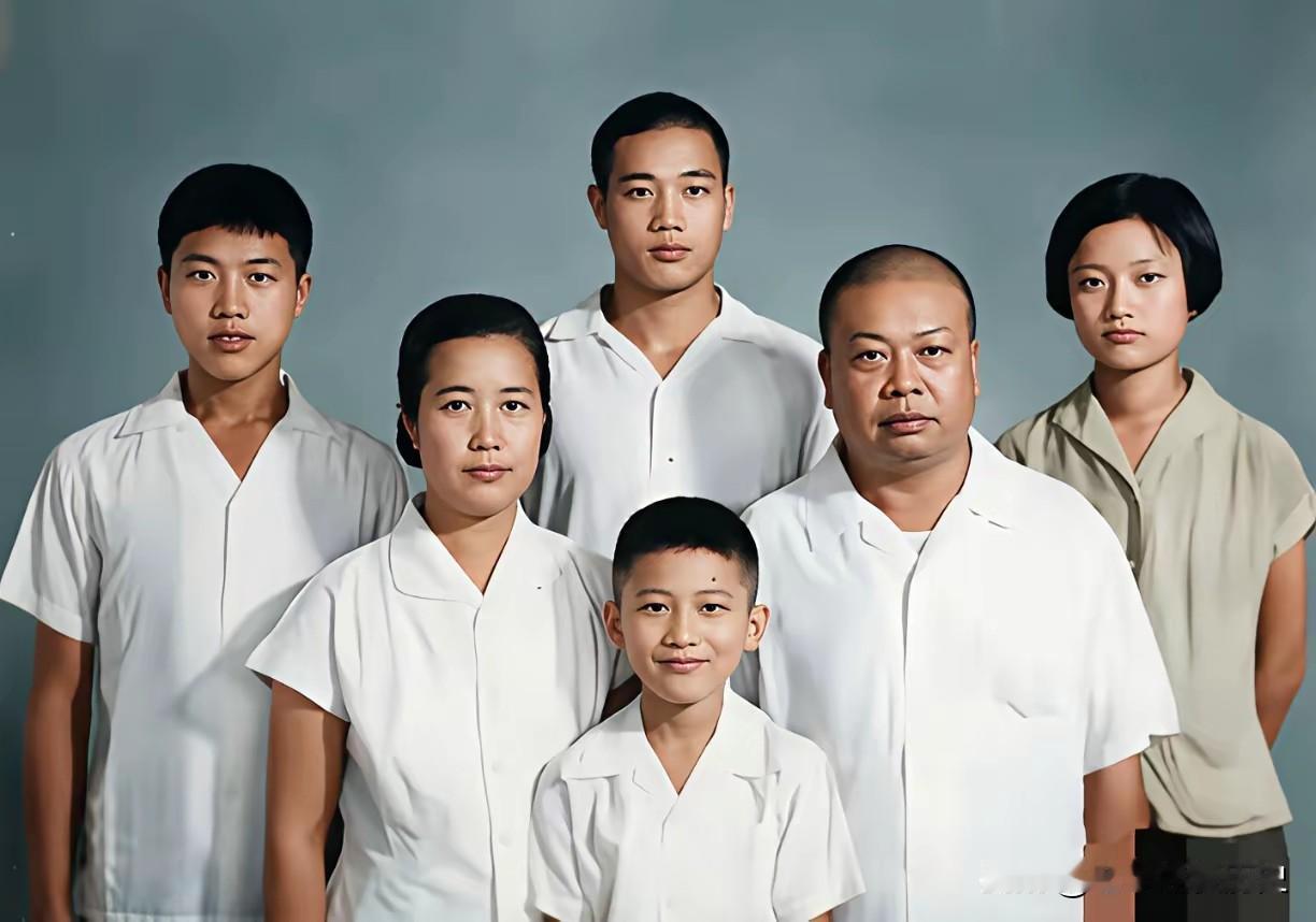 这张六十年代的珍贵留影，是开国上将赖传珠一家的全家福。画面里，右侧身材敦实的正
