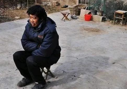 村里73岁光棍的结局，戳中无数不婚族的痛处！死后泡在水塘边，连个收尸的人都没有