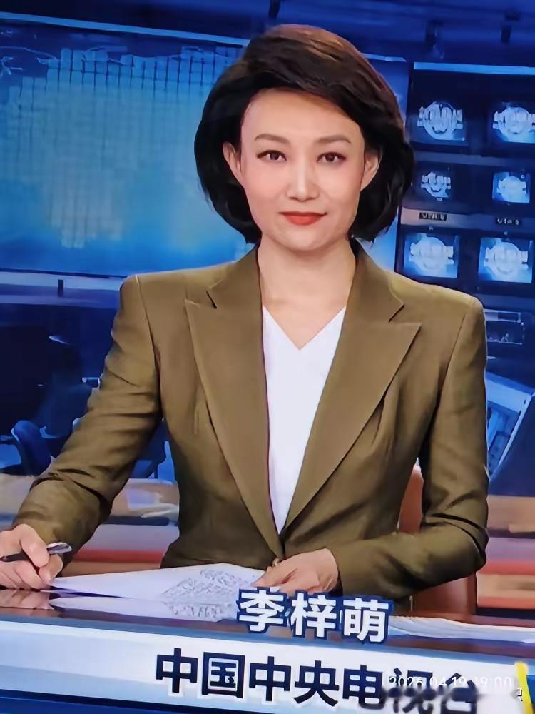 李梓萌回归《新闻联播》工位！4月19日晚7点，李梓萌出现在《新闻联播》直播间，