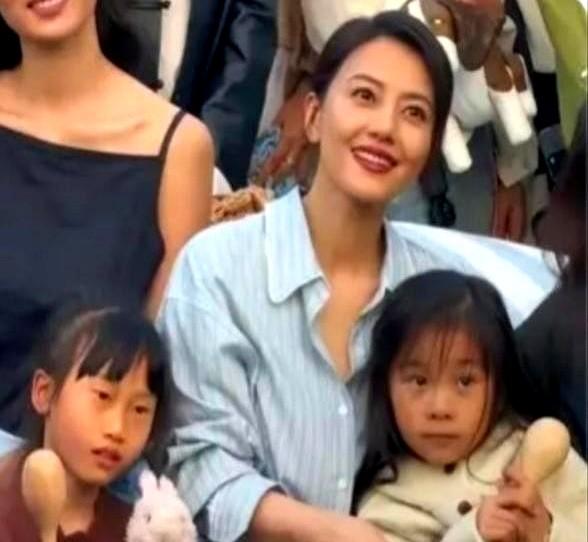你还没开始认识这个世界，就已经有人告诉你，你的脸长得“不太对”。高圆圆三岁女