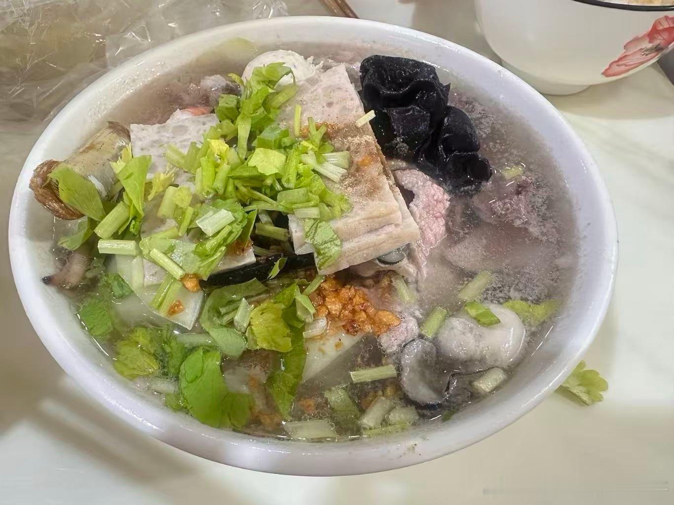 还是休假快乐点，老婆和孩子先回去外婆家度假了，我就看着很快乐。