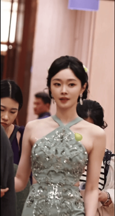 宋轶挂脖亮片绿裙误入森林的精灵🧚♀️宋轶一袭挂脖亮片绿裙，渐变绿意揉进薄纱，