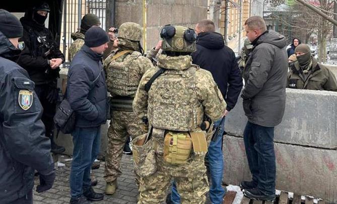 泽连斯基还在飞机上，美国就对泽连斯基执政党“人民公仆党”进行抄家，乌克兰最高拉达