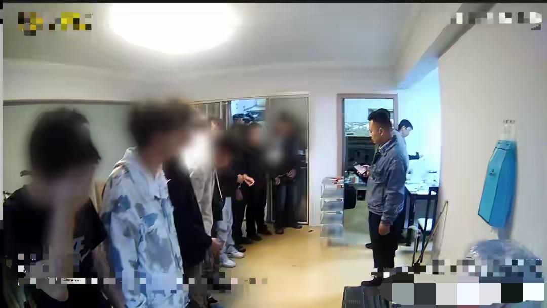 揭开车站、地铁站免费抽奖中电脑、手机骗局真相。这些骗子活跃于火车站、地铁站、商场