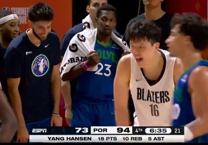 杨瀚森在NBA夏联赛中，打的是激情澎湃，在开拓者对战森林狼的比赛中，出场21分钟